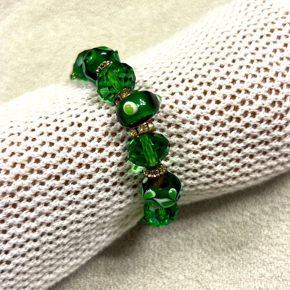Green beaded bracelet, stretchy,costume jewelry